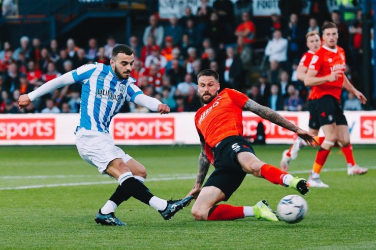 Fußball / Noch ein Spiel bis zur Premier League: Sinani und Huddersfield kämpfen um den Aufstieg