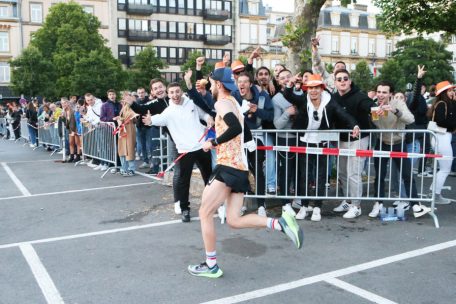 Beste Stimmung / Die Stadt zum Leben erweckt: ING Night Marathon zieht tausende Zuschauer an