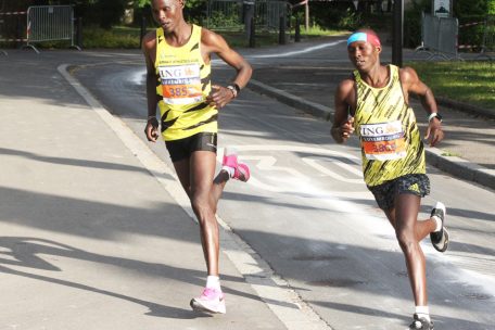 Lange waren die beiden Kenianer, Marathon-Sieger Koech (r.) und der zweitplatzierte Murrei (l.), gemeinsam unterwegs