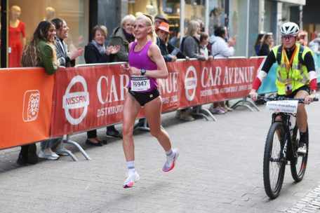 Jenny Gloden allein an der Spitze des Halbmarathonfeldes