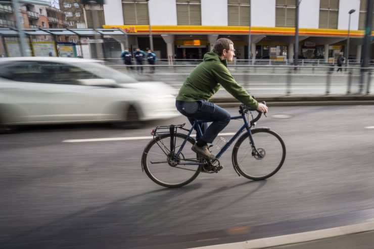 Editorial / Wenn die Polizei Fahrradfahrer kontrolliert und riskante Überholmanöver ignoriert