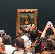 Paris / „Mona Lisa“ von verkleidetem Louvre-Besucher mit Torte beworfen