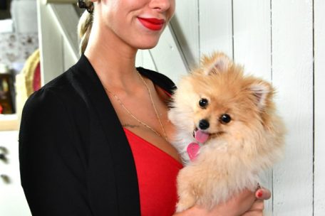 Evelyna und ihre ständige Begleiterin Fiona, ein drei Monate alter Zwergspitz