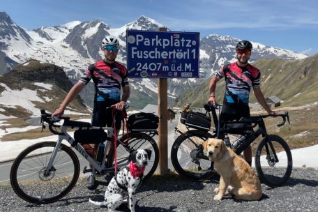 Vorbereitung am Großglockner: Kim Simon (l.) und Stefan Lafontaine (r.) vor rund zwei Wochen. Im Trainingslager dabei waren auch Duke (l.) und Scotty (r.). Die Hunde mussten die Passhöhen im Gegensatz zu ihren Herrchen aber nicht selbst erklimmen, sondern fuhren im Begleitwagen mit.   