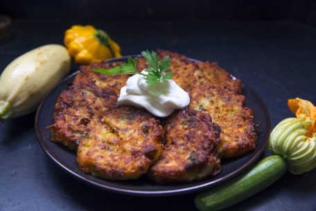 Ein Meze-Klassiker für den Sommergenuss: Zucchinipuffer mit Kräutern und Zitronen-Sauerrahm-Dip