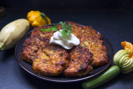 Ein Meze-Klassiker für den Sommergenuss: Zucchinipuffer mit Kräutern und Zitronen-Sauerrahm-Dip