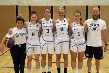 Die Delegation, die Luxemburg in Zypern bei den Damen vertreten wird, v.l.n.r.: Larissa Lisarelli (Physio), Amra Hasanovic, Nadia Mossong, Bridget Yoerger, Michelle Dittgen, Vincent Gevrey (Coach)