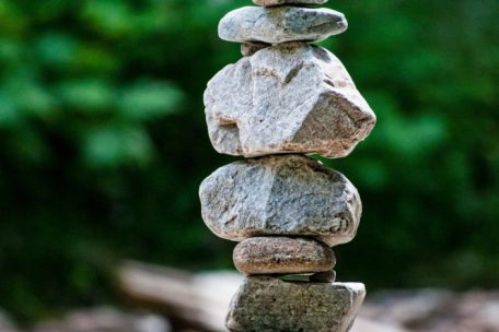 Land Art beim Spazierengehen: In Skandinavien glaubt man, dass die kleinen Steintürme die Wanderer vor bösen Geistern schützen