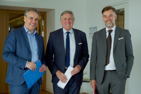 Wollen zwei Fliegen mit einer Klappe schlagen: Minister Claude Meisch (Bildung und Forschung), Vizepremier François Bausch (Verteidigung) und Minister Franz Fayot (Wirtschaft)