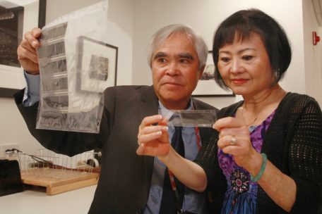 Kim Phuc (r.) und der Associated-Press-Fotograf Nick Ut (l.) am Montag in der Fotothek des AP-Hauptsitzes in New York. Phuc hält das Originalnegativ des ikonischen Fotos in der Hand.