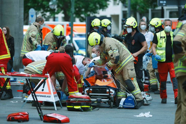 Berlin / Auto fährt in Menschengruppe – ein Toter, mehrere Schwerverletzte