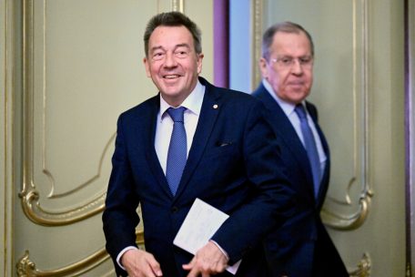 IKRK-Präsident Peter Maurer traf Russlands Außenminister Sergej Lawrow am 24. März in Moskau. Zuvor war er bereits in die Ukraine gereist. Ein Handshake-Bild mit Lawrow provozierte die Ukrainer. Während Maurer Treffen mit allen Kriegsparteien als Neutralität und Unparteilichkeit einer humanitären Organisation verteidigte, empfanden die Ukrainer es als Russlands Propaganda-Sieg: Es folgten heftige, bis heute nicht überprüfbare Vorwürfe.