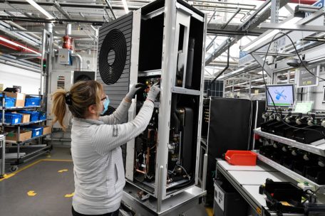 Bei Wärmepumpen werden Wärmemengen über ein Rohrsystem in tiefere Erdschichten geleitet