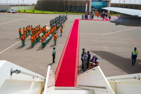 Das Empfangskomitee am Flughafen in Nigers Hauptstadt Niamey
