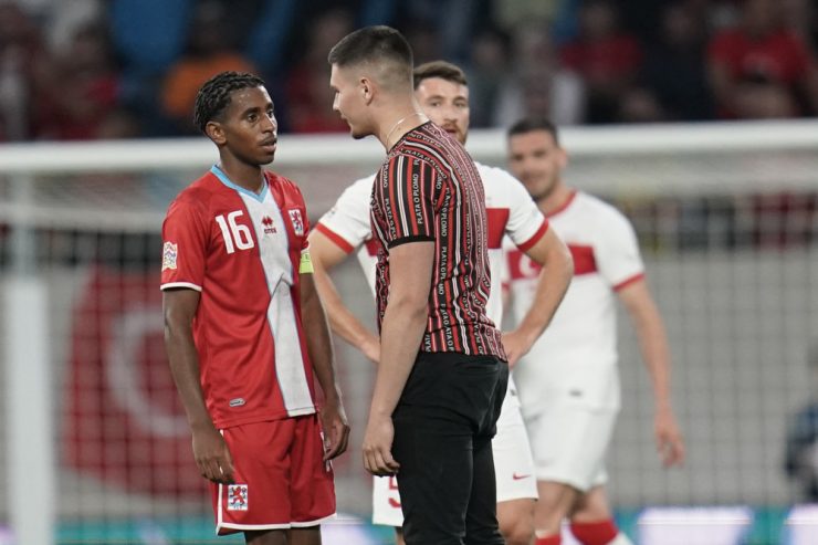 Fußball / Flitzer, Bengalos, Bestechung, Bedrohung: Stade de Luxembourg außer Kontrolle