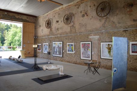 In der als Galerie umfunktionierten Scheune von Schloss Kewenig sind Werke von unter anderem Dieter Nusbaum (D), Suscha Korte (D) und Hubert Mussner (I) zu sehen
