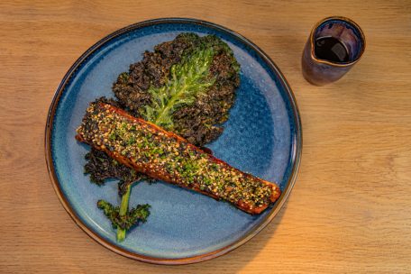 „Lachs mit japanischen Gewürzen“: Der heimliche Star dieses Gerichts ist neben den Gewürzen das knusprige Grünkohlblatt im Hintergrund