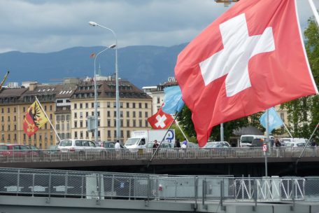 Geldpolitik / Inflation schreckt auf – Schweizer Notenbank erhöht überraschend die Zinsen