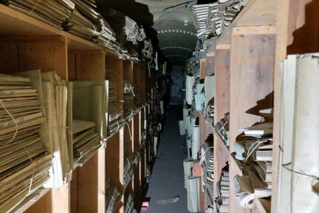 Der zweite Bunker erinnert&nbsp;an ein metallenes Rohr, an ein langes, schmales U-Boot. Die Dokumente stammen aus der Nachkriegszeit.