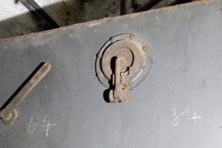Eingebaut in die Türen der Bunker war ein von einer Metallplatte geschütztes „Guckloch“