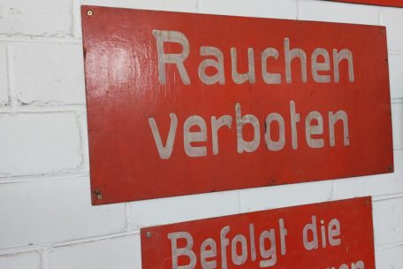 Schilder mit Anweisungen, die im Ernstfall befolgt werden mussten