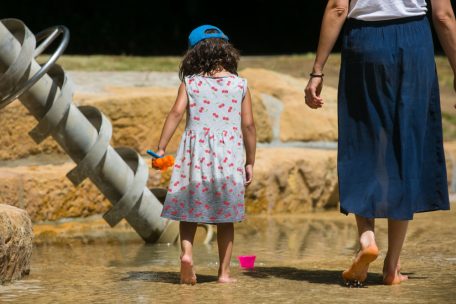 In der Nähe des am Freitag neu eröffneten Spielplatzes mit dem großen Piratenschiff in Luxemburg-Stadt können sich Groß und Klein bei Wasserspielen abkühlen