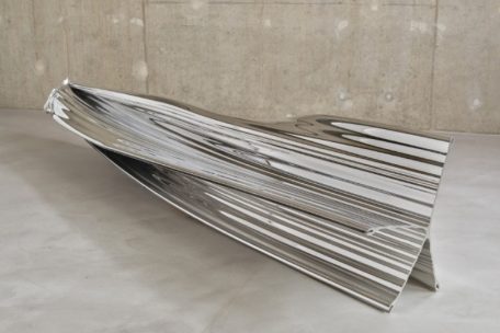 Thomas Heatherwick, Extrusion (Billet 6, Extrusion 3), 2016, aluminium poli 75 x 360 x 55 cm, Courtesy of Heatherwick Studio, Londres