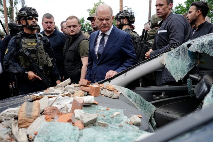 Putins Krieg / Scholz versichert weitere Hilfe, Selenskyj nennt Ukraine „wertvoll für die EU“ – das ist die Lage am Samstag
