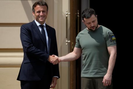 Emmanuel Macron, Präsident von Frankreich, schüttelt Wolodymyr Selenskyj, Präsident der Ukraine, beim Solidaritätsbesuch im Marienpalast die Hand