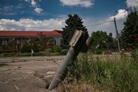 Eine Rakete steckt am 17. Juni 2022 in der Stadt Lyssytschansk in der ostukrainischen Region Donbass im Boden