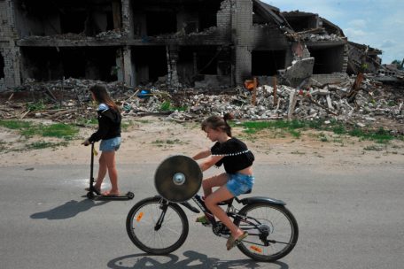 Kinder auf den Straßen eines Vorortes der Großstadt Tschernihiw im Norden der Ukraine