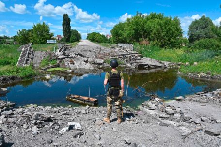 Ein ukrainischer Soldat vor einer zerstörten Brücke in der Region Charkiw 