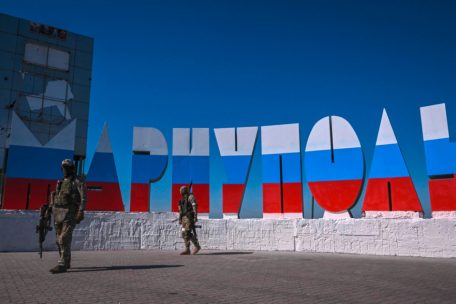 Das Willkommensschild in Mariupol wurde längst mit den Farben der russischen Nationalfahne übermalt