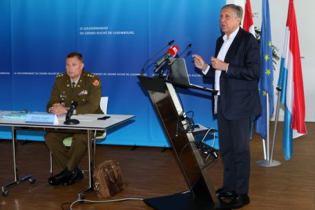 Verteidigungsminister François Bausch (r.) und Georges Campill (l.) aus der Verteidigungsdirektion bei der Vorstellung des geplanten Verteidigungsetats der kommenden Jahre