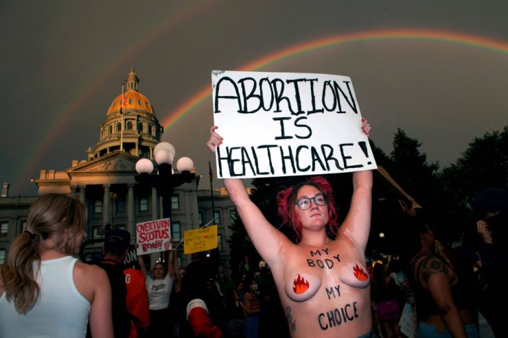 Erst Abtreibungsverbot und dann? / Das Land der Freiheit hat gesellschaftspolitisch den Rückwärtsgang eingelegt