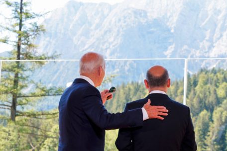„Danke, danke, danke“: Joe Biden und Olaf Scholz vor der Bergkulisse