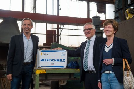 Die Bürgermeister Georges Mischo und Paul Weimerskirch mit der Gewinnerin Liliane Bimmermann (v.l.n.r.)