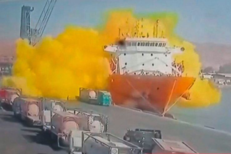 Video zeigt explodierenden Container  / Jordanien: Chlorgas-Tank fällt auf Schiff – Mindestens zehn Tote bei Unglück