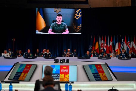 Der ukrainische Präsident Wolodymyr Selenskyj hat zu Beginn der ersten Plenarsitzung des NATO-Gipfels in Madrid eine Erklärung per Videoübertragung abgegeben