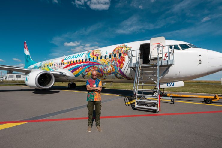 „Flying is an Art“ / Neue Luxair-Lackierung: Luxemburger Künstler Marco Weiten verleiht Rotem Löwen Flügel