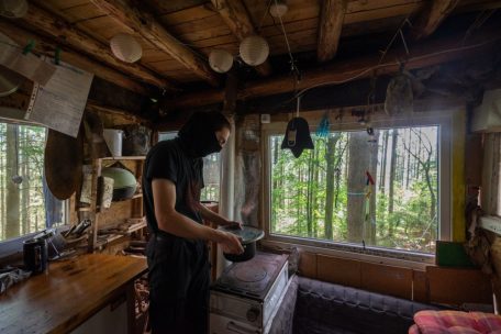 „Meier“ steht in der Küche des Baumhauses. Auch er will den Bau des sogenannten Moselaufstiegs durch den Wald verhindern.