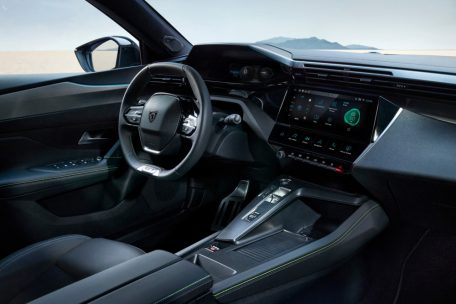 Die neueste Generation des Peugeot-i-Cockpits mit einem kleinen Lenkrad, digitalem Kombiinstrument und zentralem Multimedia-HD-Touchscreen