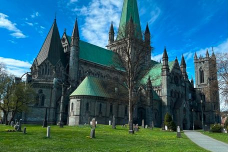 Der Nidarosdom in Trondheim ist der größte Sakralbau in Skandinavien. Er wurde zwischen 1869 und 1930 vollständig renoviert.