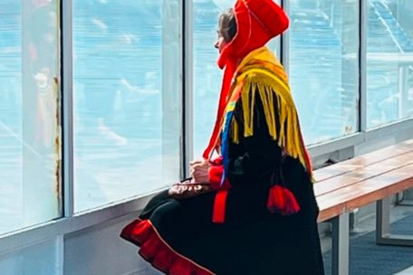 Die Sami-Frau benutzt das Schiff, um von Kirkenes nach Hammerfest zu fahren