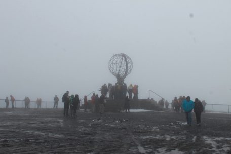 Enttäuschend: Der Nordkap liegt bei unserem Besuch im tiefsten Nebel