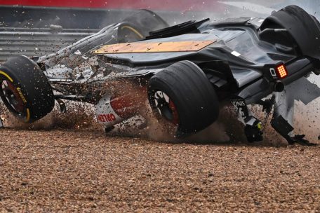 Ein Unfall des Chinesen Guanyu Zhou überschattete die Anfangsphase – er blieb ohne schwere Verletzungen