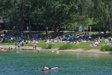 Belegte Parkplätze / Erneut viel Verkehr rund um den Stausee – Polizei sperrt mehrere Zufahrten