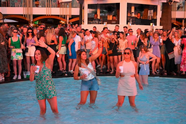 Urlaub / Das Partyvolk ist zurück auf Ibiza