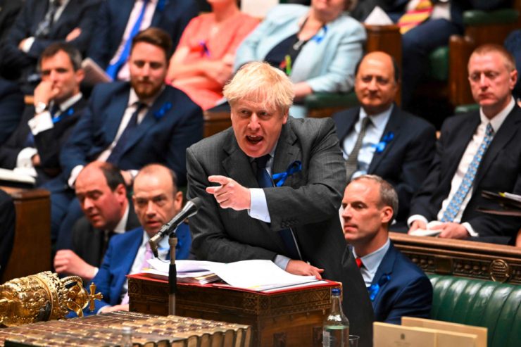 London / Beim Lügen erwischt, von der Fraktion verlassen – wie lange kann sich Boris Johnson noch an der Macht halten?