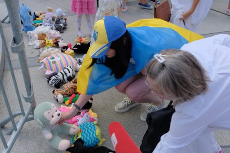 Auf der place Clairefontaine wurden Stofftiere und andere Spielzeuge niedergelegt, um der Kinder zu gedenken, die die russischen Angriffe nicht überlebt haben